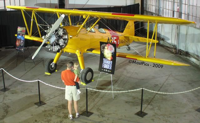 IMAGE: http://i131.photobucket.com/albums/p288/concretins/NiksRandomPics/ElevatedShots/ThunderFunder09/PlaneDadCrop3a.jpg