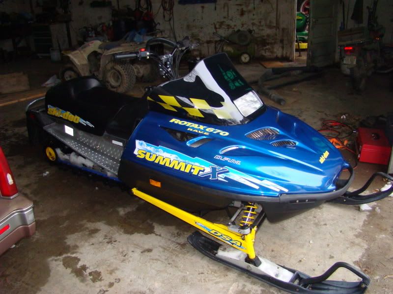 snowmobiling12409001.jpg