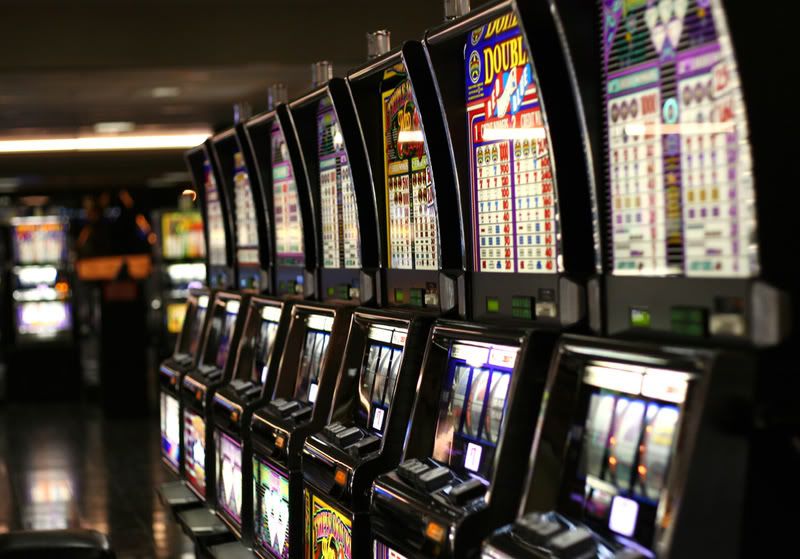 http://i131.photobucket.com/albums/p307/wxtech/Las_Vegas_slot_machines.jpg