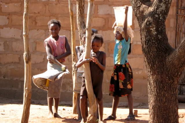 IMAGE: http://i131.photobucket.com/albums/p312/mjadse/Safari/African%20Villagers/IMG_0081.jpg